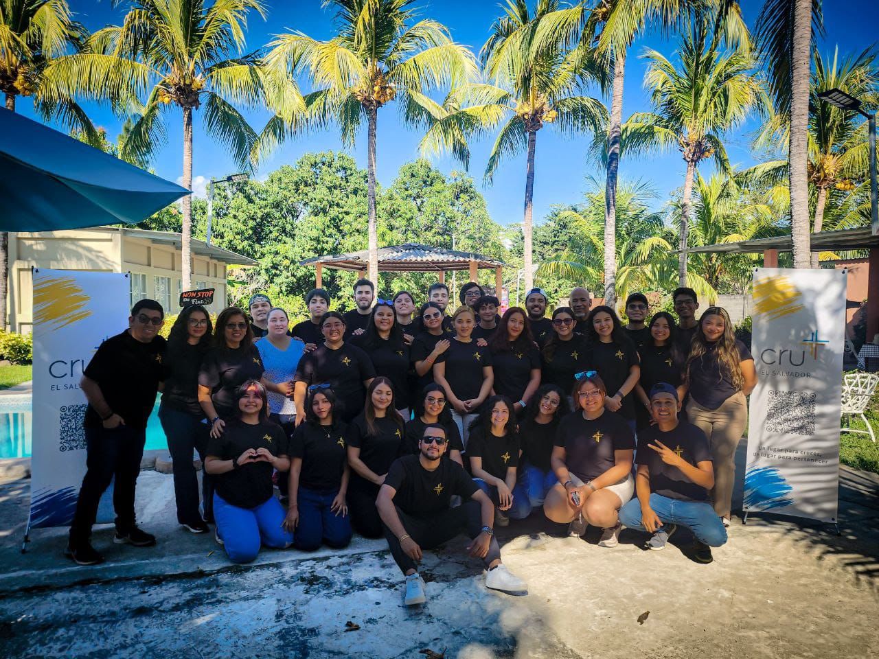 Grupo de jóvenes participantes de Elijo Esperanza Joven con CRU El Salvador