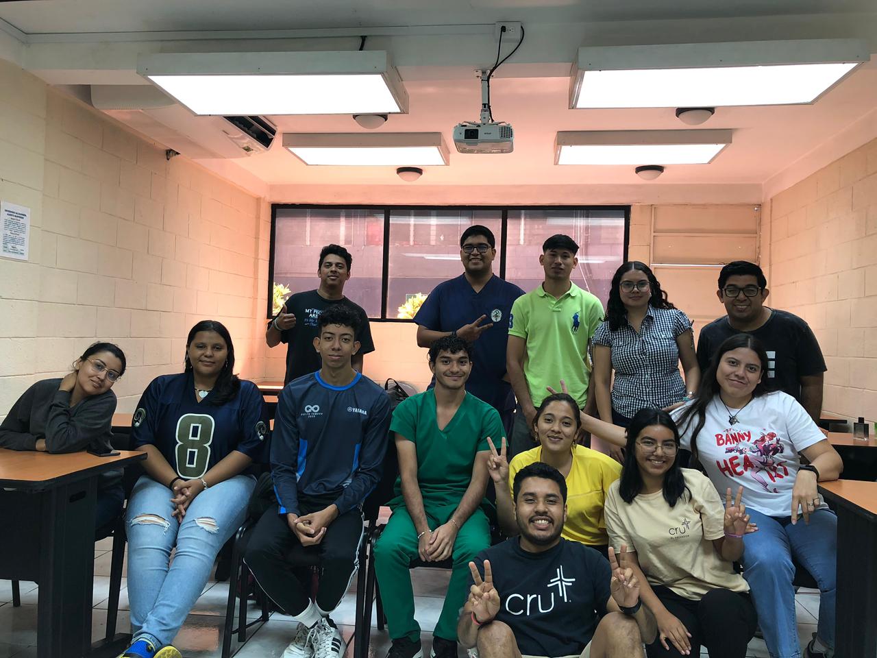 Estudiantes reunidos en una sesión de Elijo Esperanza Joven
